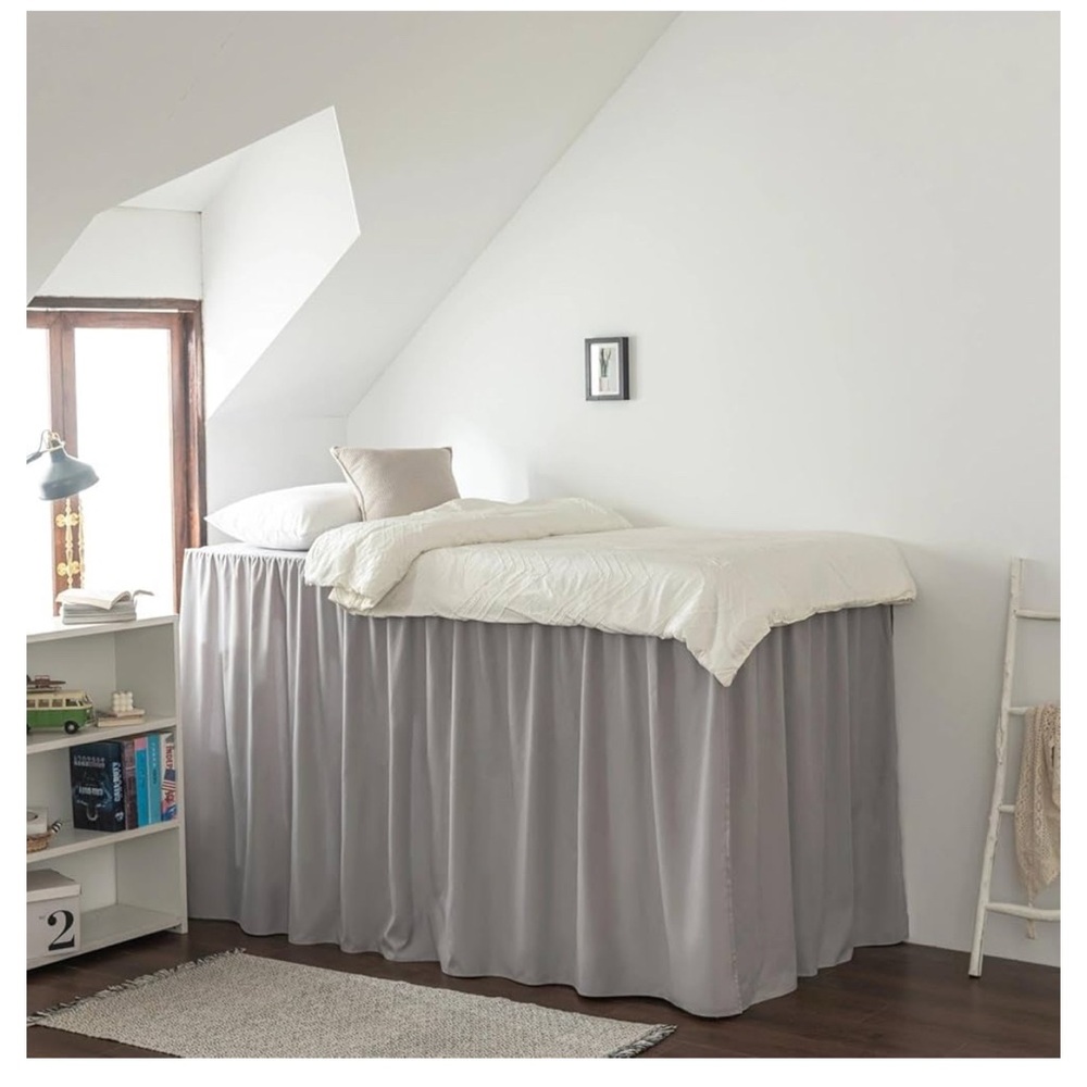Gray Bed Skirt for college dorm.  Twin/ twin xl
42 drop new in package